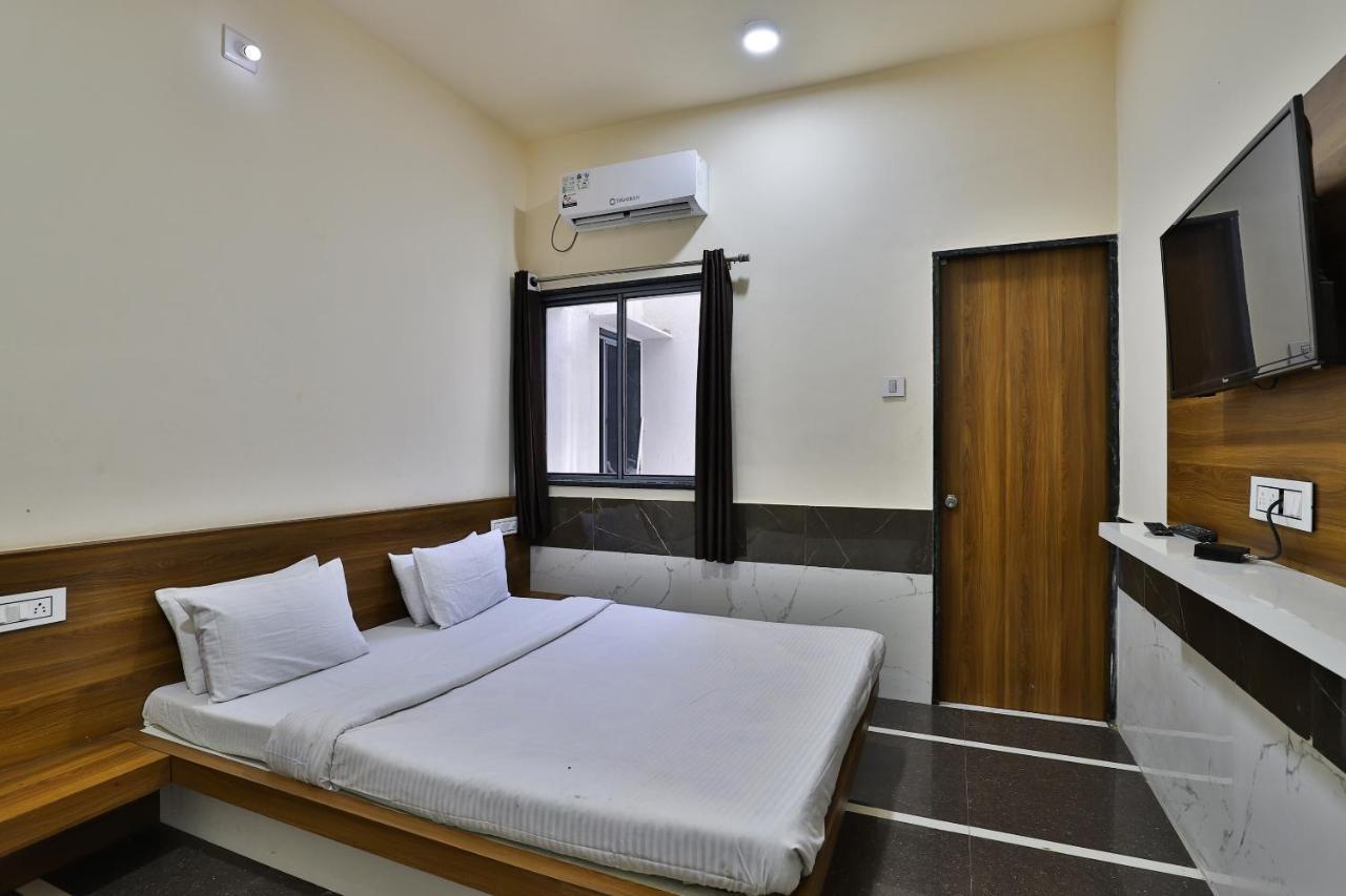 SPOT ON 37366 Hotel Mahalaxmi Dwārka Bagian luar foto