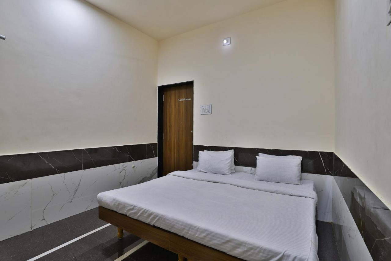 SPOT ON 37366 Hotel Mahalaxmi Dwārka Bagian luar foto