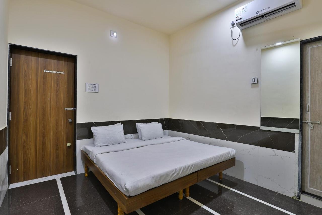 SPOT ON 37366 Hotel Mahalaxmi Dwārka Bagian luar foto