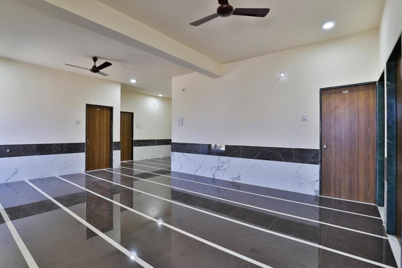 SPOT ON 37366 Hotel Mahalaxmi Dwārka Bagian luar foto